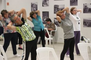 Clientes e técnicos da A2000 fazem exercício em aula de aeróbica