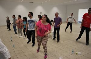 Clientes e técnicos da A2000 fazem exercício em aula de aeróbica