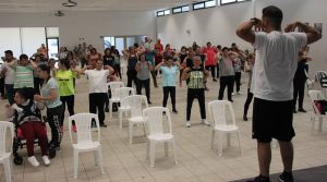 Clientes e técnicos da A2000 fazem exercício em aula de aeróbica