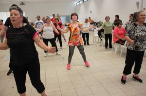 Clientes e técnicos da A2000 fazem exercício em aula de aeróbica