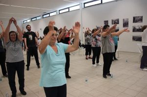 Clientes e técnicos da A2000 fazem exercício em aula de aeróbica