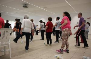 Clientes e técnicos da A2000 fazem exercício em aula de aeróbica