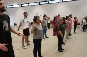 Clientes e técnicos da A2000 fazem exercício em aula de aeróbica