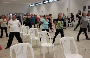 Clientes e técnicos da A2000 fazem exercício em aula de aeróbica