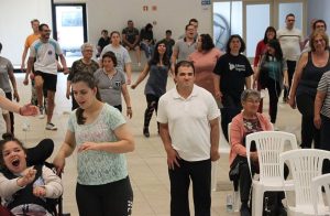 Clientes e técnicos da A2000 fazem exercício em aula de aeróbica