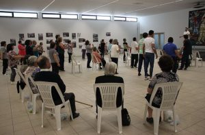 Clientes e técnicos da A2000 fazem exercício em aula de aeróbica