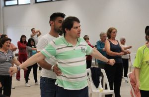 Clientes e técnicos da A2000 fazem exercício em aula de aeróbica