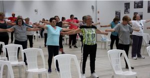 Clientes e técnicos da A2000 fazem exercício em aula de aeróbica