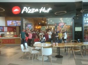 Clientes do CAARPD em restaurante da Pizza Hut