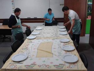 Clientes do CAARPD fazem atividade de culinária