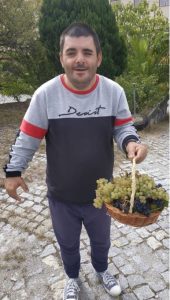 Cliente do CAARPD com cesto de uvas