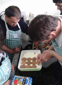 Clientes do CAARPD fazem atividade de culinária