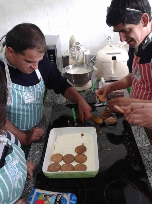 Clientes do CAARPD fazem atividade de culinária