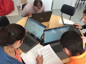 Clientes do CAARPD fazem atividade de informática