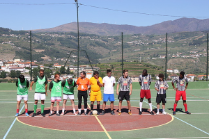 Equipas perfilam-se antes do início da partida