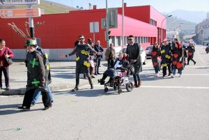 Clientes do CAARPD participam em desfile de Carnaval