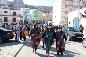 Clientes do CAARPD participam em desfile de Carnaval