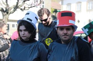 Clientes do CAARPD participam em desfile de Carnaval