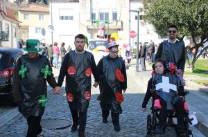 Clientes do CAARPD participam em desfile de Carnaval