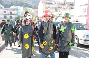 Clientes do CAARPD participam em desfile de Carnaval