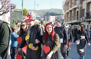 Clientes do CAARPD participam em desfile de Carnaval