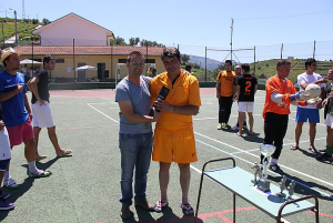 Entrega de troféus a equipas participantes