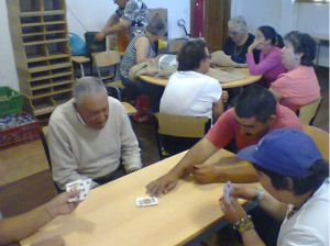 Clientes dos Espaços de Convívio jogam às cartas