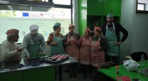 Clientes dos Espaços de Convívio fazem atividades de culinária