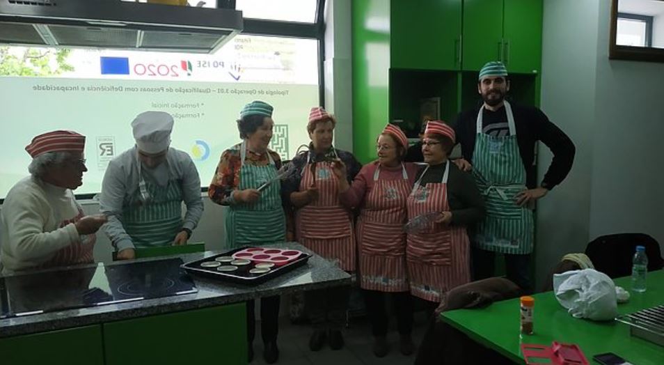 Clientes dos Espaços de Convívio fazem atividades de culinária