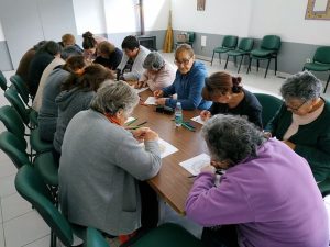 Clientes dos Espaços de Convívio fazem trabalhos manuais