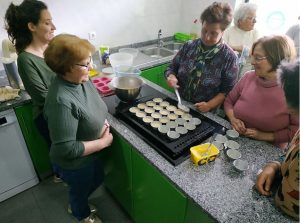 Clientes dos Espaços de Convívio fazem atividades de culinária