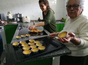 Clientes dos Espaços de Convívio fazem atividades de culinária