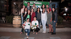 Festa das Vindimas - Participantes convivem em jantar e atividades de dança e canto