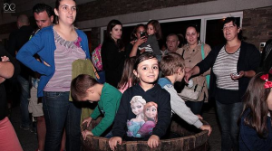 Festa das Vindimas - Participantes convivem em jantar e atividades de dança e canto