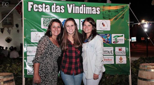 Festa das Vindimas - Participantes convivem em jantar e atividades de dança e canto