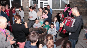Festa das Vindimas - Participantes convivem em jantar e atividades de dança e canto