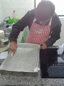 Clientes do CAARPD e técnicos confecionam iguarias para a festa de Halloween na A2000