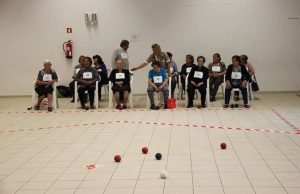 Participantes do Encontro Convívio de Boccia Sénior jogam boccia