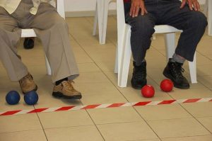 Participantes do Encontro Convívio de Boccia Sénior jogam boccia