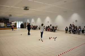 Participantes do Encontro Convívio de Boccia Sénior jogam boccia