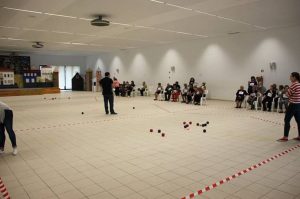 Participantes do Encontro Convívio de Boccia Sénior jogam boccia