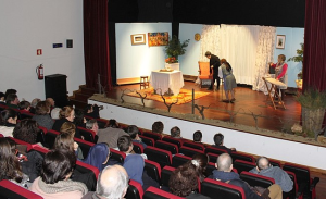 Noite de Teatro Mãe - Representação de peça de teatro em palco