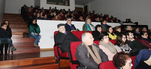 Noite de Teatro Mãe - Público assiste a peça de teatro