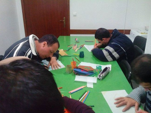Oficina dos Sorrisos - Clientes fazem trabalhos manuais em sala