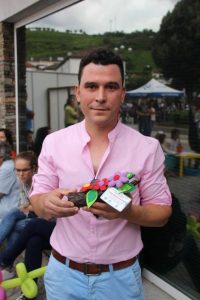 Pessoas convivem no evento Santa Marta em Festa