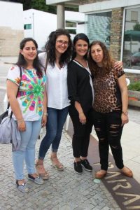 Pessoas convivem no evento Santa Marta em Festa