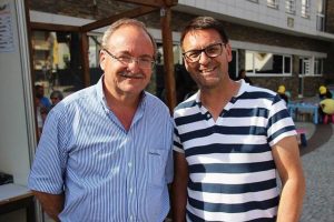 Pessoas convivem no evento Santa Marta em Festa
