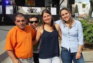 Pessoas convivem no evento Santa Marta em Festa