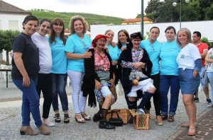 Pessoas convivem no evento Santa Marta em Festa