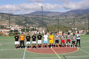 Equipas perfilam-se antes do início da partida